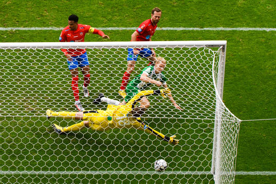 Hammarbys Gustav Ludwigson gör 1-1 bakom Helsingborgs