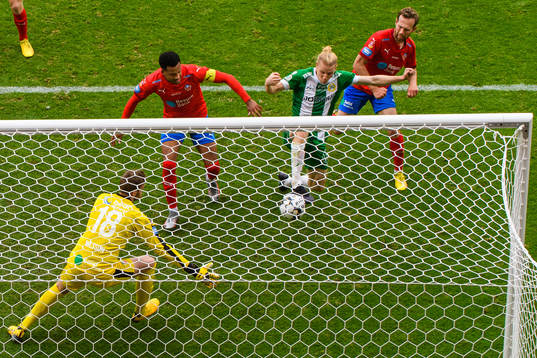 Hammarbys Gustav Ludwigson gör 1-1 bakom Helsingborgs