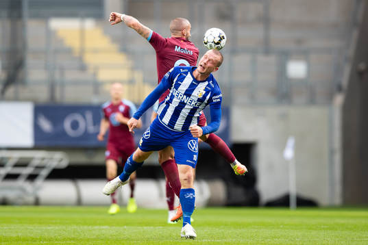 Malmö FFs Guillermo Molins mot  IFK Göteborgs Jakob