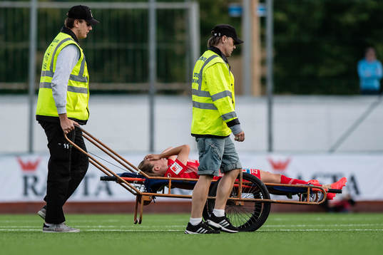 Linköpings Olga Adela Ahtinen körs ut på bår