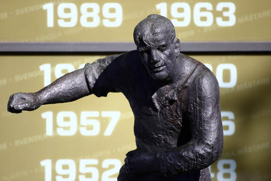 Gunnar Nordahl-statyn utanör Östgötaporten före