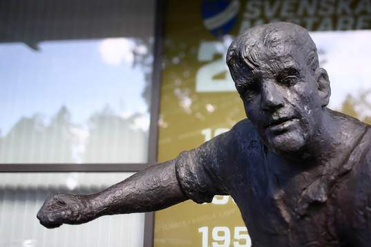 Gunnar Nordahl-statyn utanör Östgötaporten före