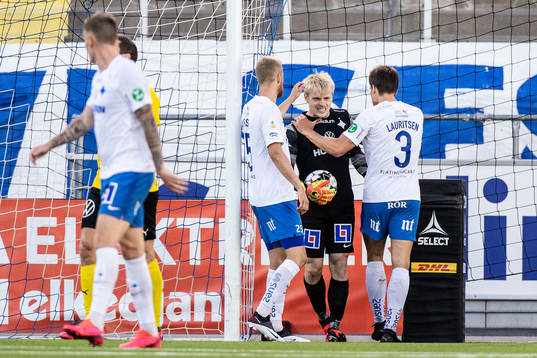 IFK Norrköpings målvakt Isak Pettersson jublar med Filip Dagerstål och Rasmus Stensbæk Lauritsen efter en räddning