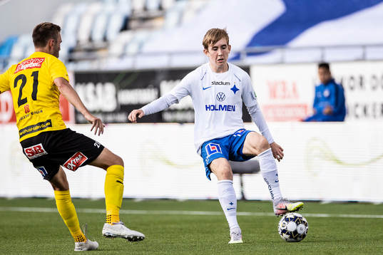 Mjällbys Adam Petersson och IFK Norrköpings Ísak Bergmann Jóhannesson