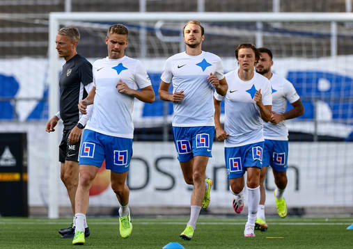 IFK Norrköpings Lars Krogh Gerson värmer upp