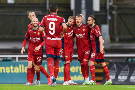 Djurgårdens Fredrik Ulvestad jublar med lagkamrater efter 0-2