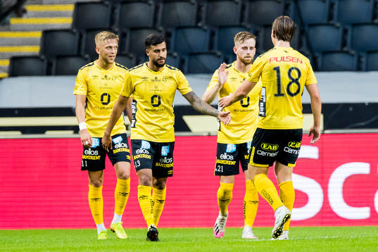 Elfsborgs Jesper Karlsson  (v) gör 0-2 och gratuleras av lagkamrater