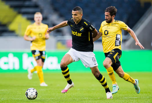 s Nabil Bahoui i kamp om bollen med Elfsborgs Frederik Holst