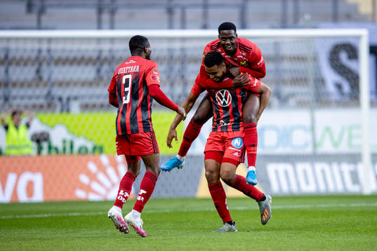 Östersunds Noah Sonko Sundberg, Isak Ssewankambo och Kalpi Wilfried Ouattara jublar efter 2-1