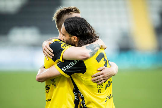Häckens Alexander Söderlund och Leonard Zuta jublar efter 2-0