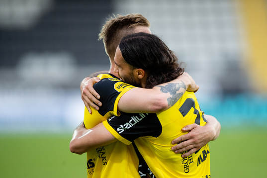 Häckens Alexander Söderlund jublar ihop med Leonard Zuta efter 2-0