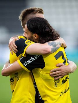 Häckens Alexander Söderlund jublar ihop med Leonard Zuta