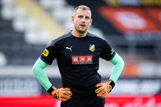 Häckens målvakt Alexander Nadj innan fotbollsmatchen i