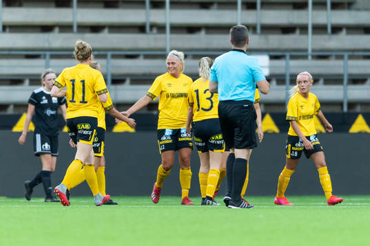 Elfsborgs Ellen Larsson jublar efter att gjort mål och fastställt slutresultatet till 12-0