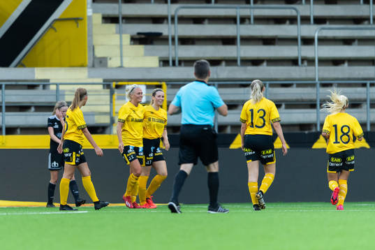 Elfsborgs Ellen Larsson kramas om av Sandra Steen efter att gjort mål