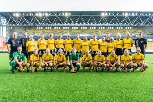 Elfsborgs trupp med ledare bakre raden från vänster lagledare Claes Mattsson, ledare Nichlas Carlsson, Tea Skoglund, Sandra Steen, Olivia Gurtata, Wilda Johansson, Ellen Larsson, Gabriella Uddh, Johanna Kalinski Köhlqust, Ebba Johansson, Cornelia Lind Kékesy, ledare Jan Ryrlén, Moa Skoglund, Linn Sångberg, Sara Isaksson och tränare Joakim Carlsson. Främre raden från vänster målvakt Sanna Öjersson, Ebba Nåfält, Fanny Johansson, Sara Jardving, målvakt Lia Viking, Cornelia Andersson, Linda Westberg Carlsson, Evelina Brink , Matilda Ståhlbom Karlsson och Leann Nyström