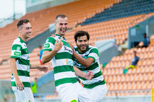 Västerås Jonas Hellgren (m) jublar med Filip Tronet och Karwan Safari efter 2-0