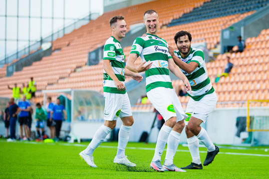 Västerås Jonas Hellgren (m) jublar med Filip Tronet och Karwan Safari efter 2-0