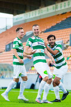 Västerås Jonas Hellgren (m) jublar med Filip Tronet och