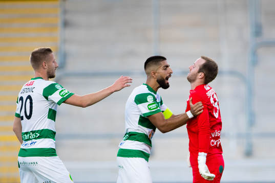 Västerås Kevin Custovic och Sean Sabetkar jublar med målvakt Daniel Svensson