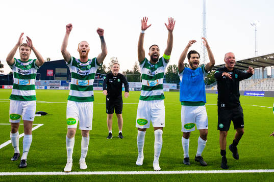 Västerås Kevin Custovic, Calle Svensson, tränare Thomas Askebrand (längst bak), Sean Sabetkar, Karwan Safari och individuelle tränare Leif Berg jublar 