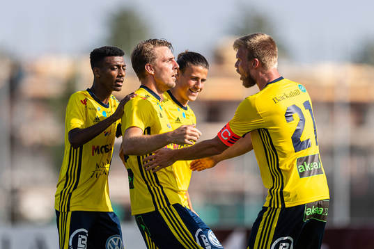 Ängelholms Joseph Getachew, Johan Oremo, Philip Ljung och Robin Nilsson jublar efter 2-0