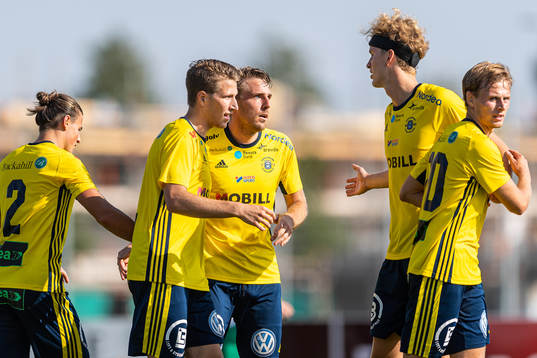 Ängelholms Johan Oremo jublar tillsammans med lagkamrater efter 2-0