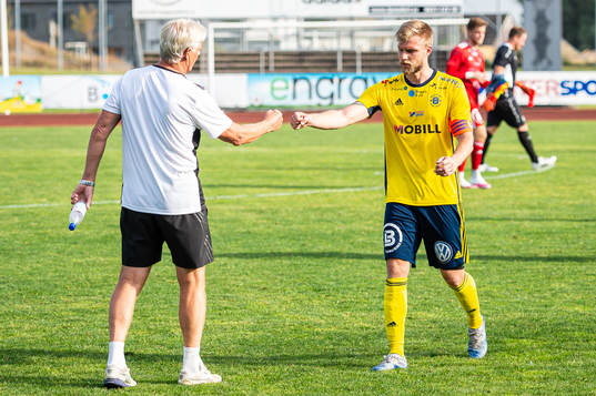 Ängelholms assisterande tränare Karl Gunnar Björklund och Robin Nilsson jublar