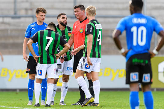 GAIS Mervan Celik i diskussion med domare Antti Kanerva