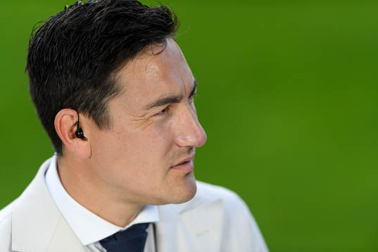 s programledare Stefan Ishizaki under fotbollsmatchen i Superettan  mellan Halmstad och GAIS den 8 augusti 2020 i Halmstad.