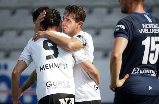 Örebros Nordin Gerzic jublar med Agon Mehmeti vid 1-0 målet