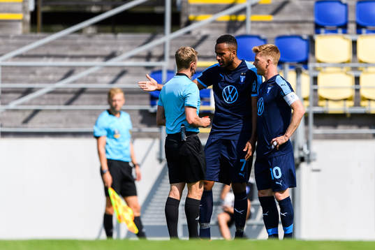 Malmö FFs Isaac Kiese Thelin och Anders Christiansen i samtal med domaren efter att Isaac Kiese Thelin tilldelas en utvisning