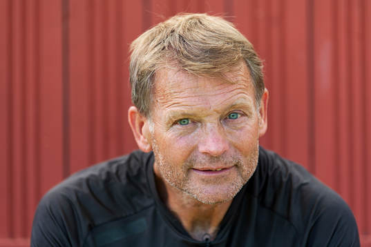 Torbjörn Nilsson, tränare för Ytterby IS P07-lag, poserar för ett porträtt