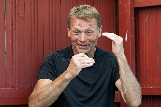 Torbjörn Nilsson, tränare för Ytterby IS P07-lag, intervjuas