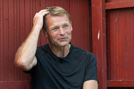 Torbjörn Nilsson, tränare för Ytterby IS P07-lag, intervjuas