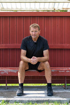 Torbjörn Nilsson, tränare för Ytterby IS P07-lag, poserar för ett porträtt
