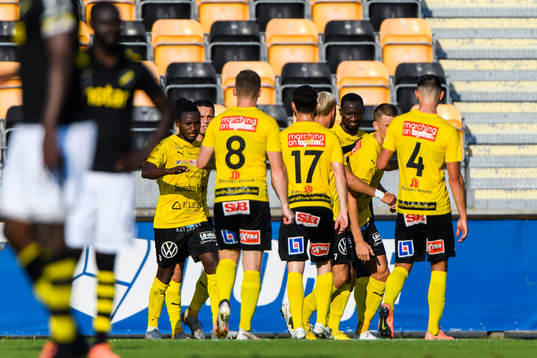 Mjällbys Moses Orwohicho Ogbu jublar med lagkamrater efter 2-1
