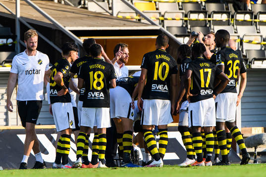 s tränare Bartosz Grzelak i samtal med spelarna