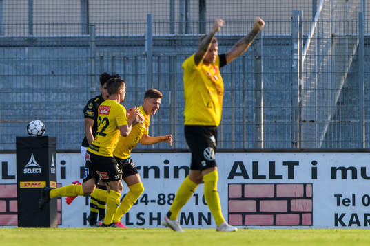 Mjällbys Taylor Silverholt jublar med lagkamrater