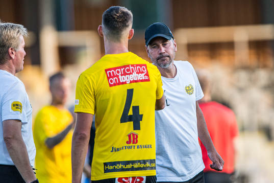 Mjällbys tränare Marcus Lantz och Max Watson jublar