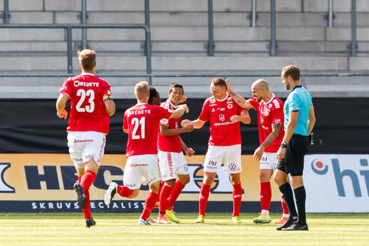 Kalmars Piotr Johansson jublar med lagkamrater efter 0-2