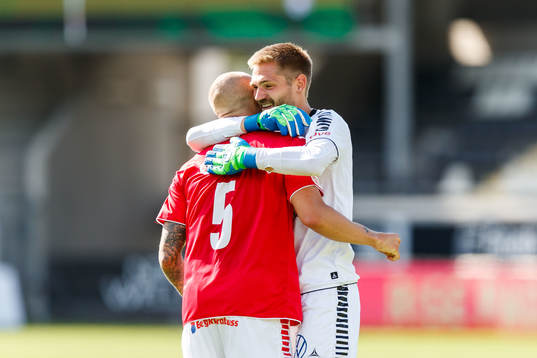 Kalmars Douglas Bergqvist och målvakt Lucas Hägg-Johansson jublar