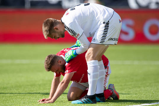 Kalmars Fidan Aliti blöder från näsan efter kollision
