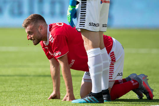 Kalmars Fidan Aliti blöder från näsan