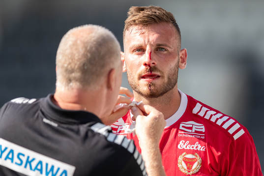 Kalmars Fidan Aliti blöder från näsan efter kollision