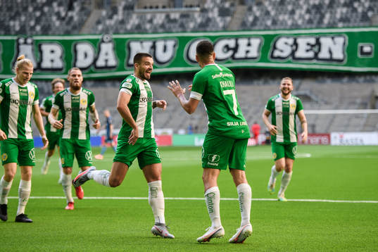 Hammarbys Imad Khalili jublar med Vladimir Rodic och lagkamrater efter 0-2