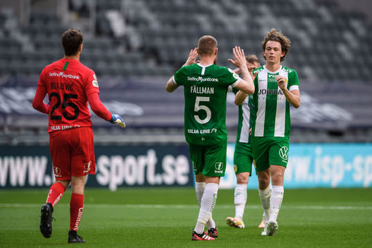 Hammarbys målvakt Davor Blazevic, David Fällman och Kalle Björklund jublar