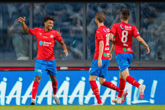 Helsingborgs Rasmus Jönsson (m) jublar med Joseph Ceesay (tv) och Armin Gigovic (th) efter sitt 3-2 mål