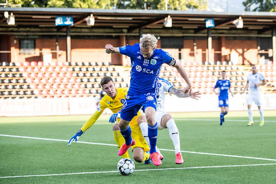 Sundsvalls Pontus Engblom mot Akropolis målvakt Samuel
