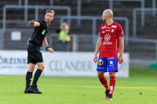 Östers Jonathan Drott reagerar på domare Fredrik Hansson